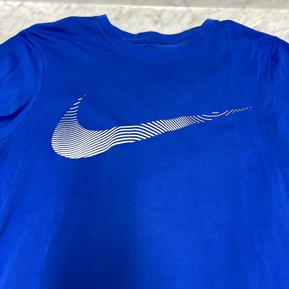 Men’s workout shirt, athletic cut